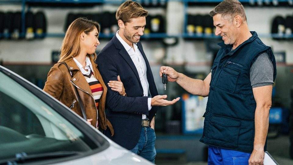 Autoankauf Telgte nimmt das Fahrzeug eines Paares entgegen